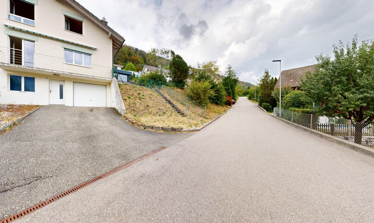 außenansicht mit from community, stuckverkleidung, zaun, auffahrt, und eingebaute garage