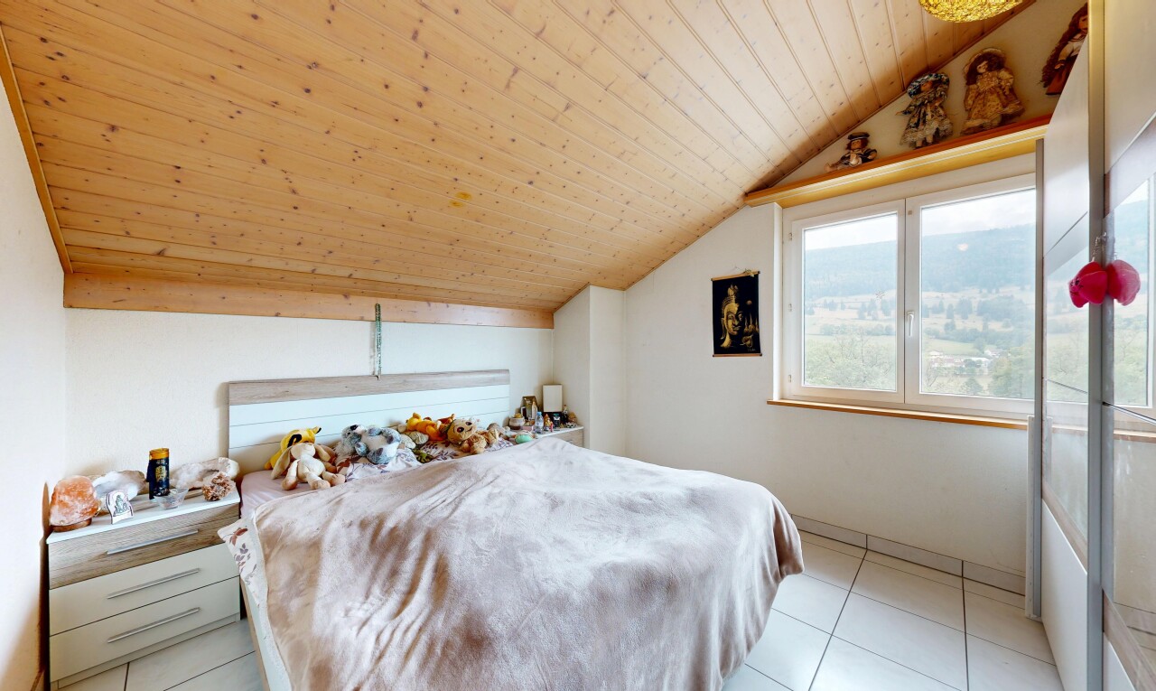 zimmer / schlafzimmer mit holzdecke, wood ceiling, dachschräge, vaulted ceiling, und inside property
