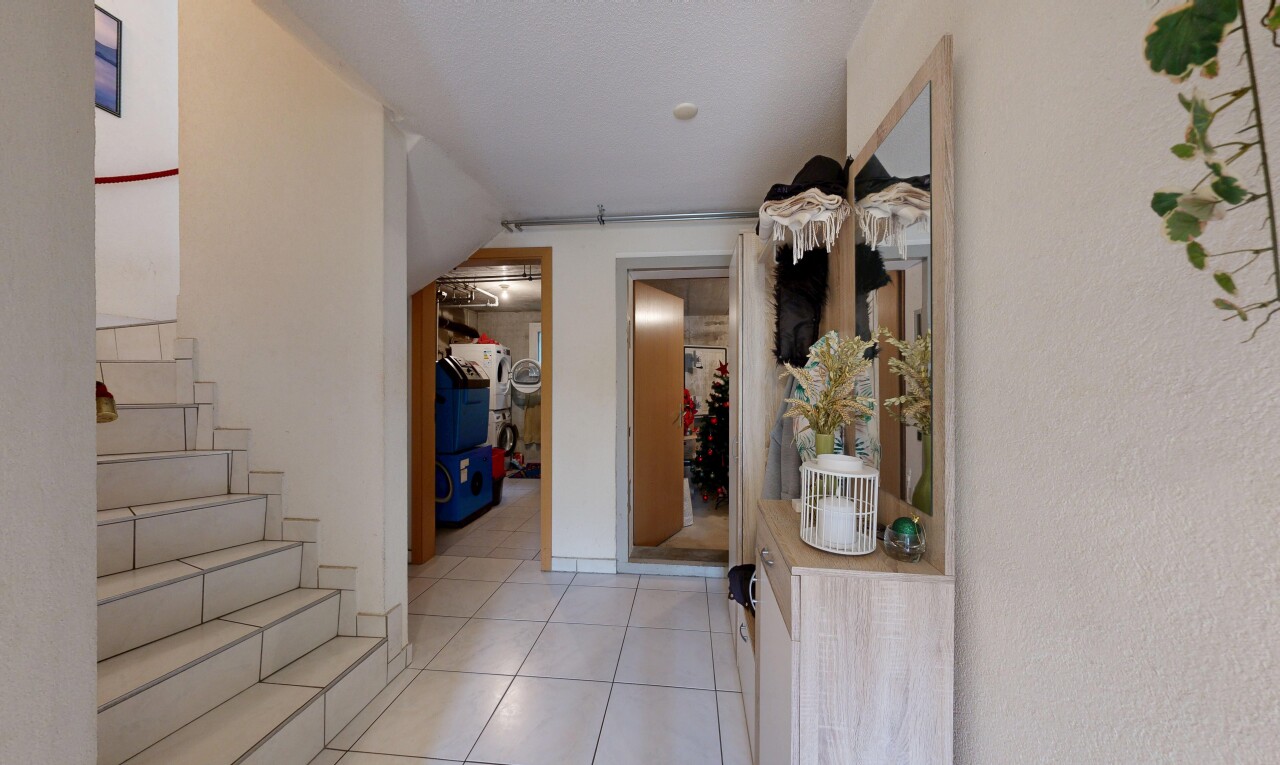 treppe mit treppen, tile floor, fliesenboden, other stairs, und inside property