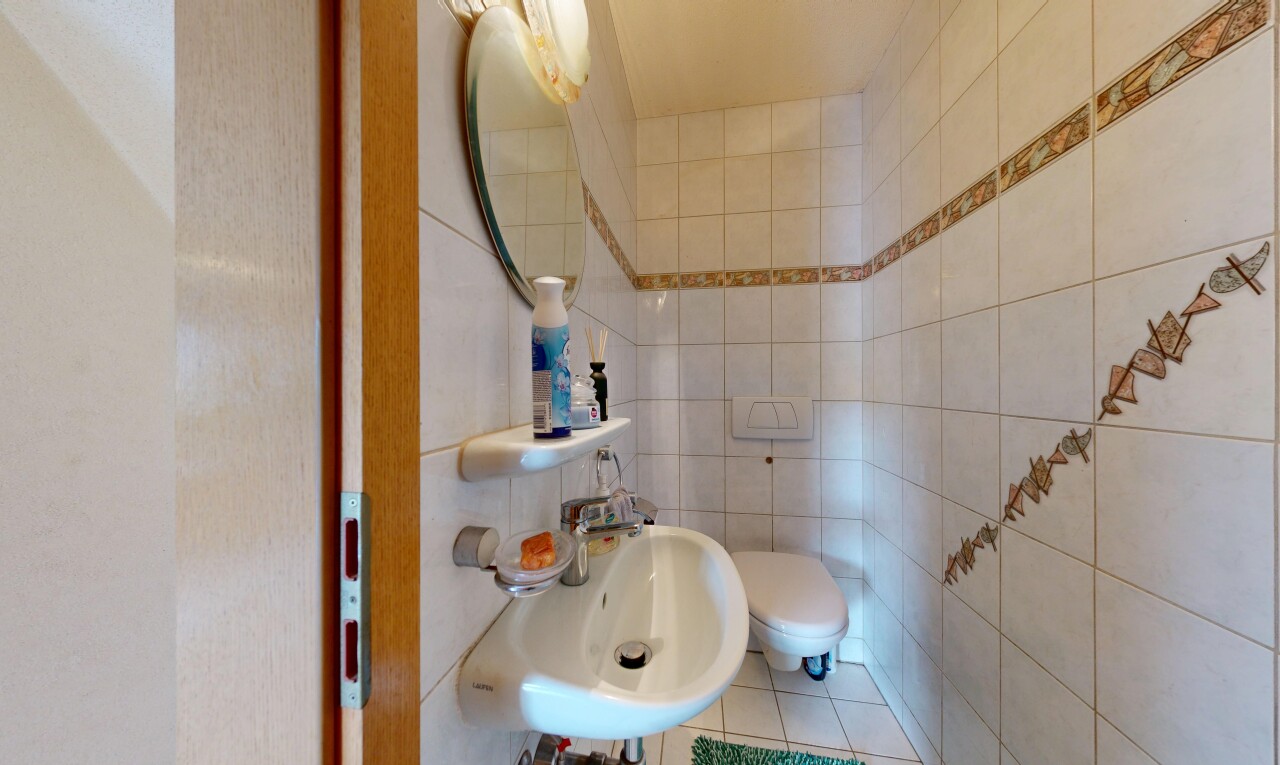bad mit tile wall, fliesenwand, waschbecken, spiegel, und tile floor