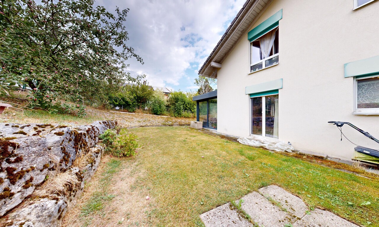 außenansicht mit from property, rasen, stuckverkleidung, und property visible