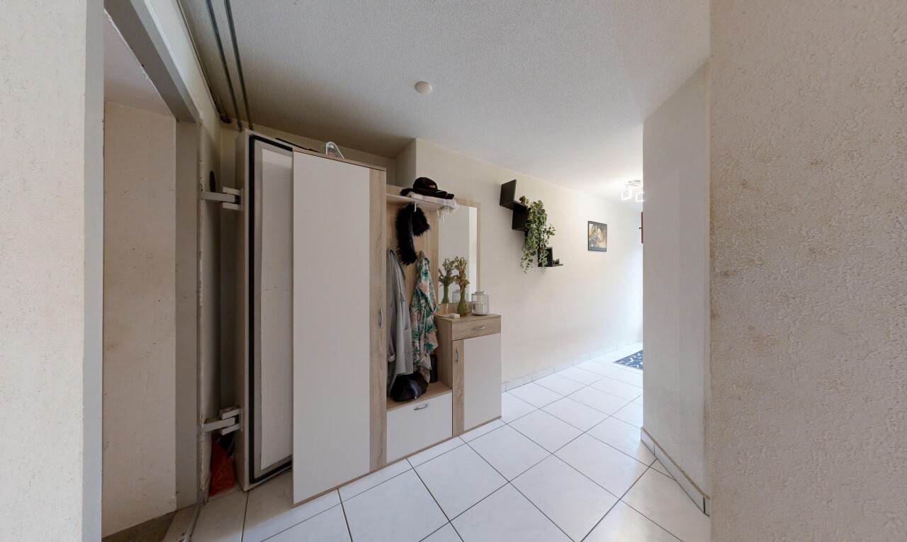 halle / korridor mit inside property, tile floor, fliesenboden, und light floor
