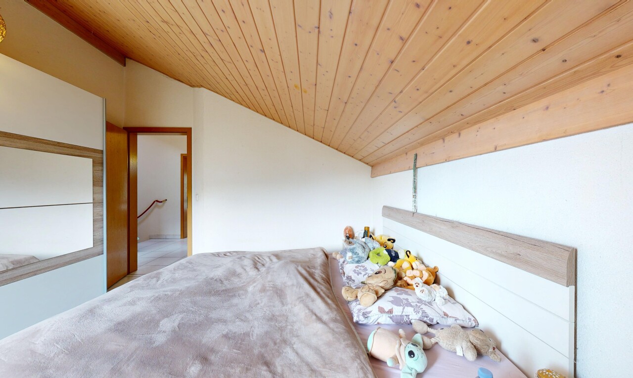 zimmer / schlafzimmer mit vaulted ceiling, dachschräge, wood ceiling, holzdecke, und drywall