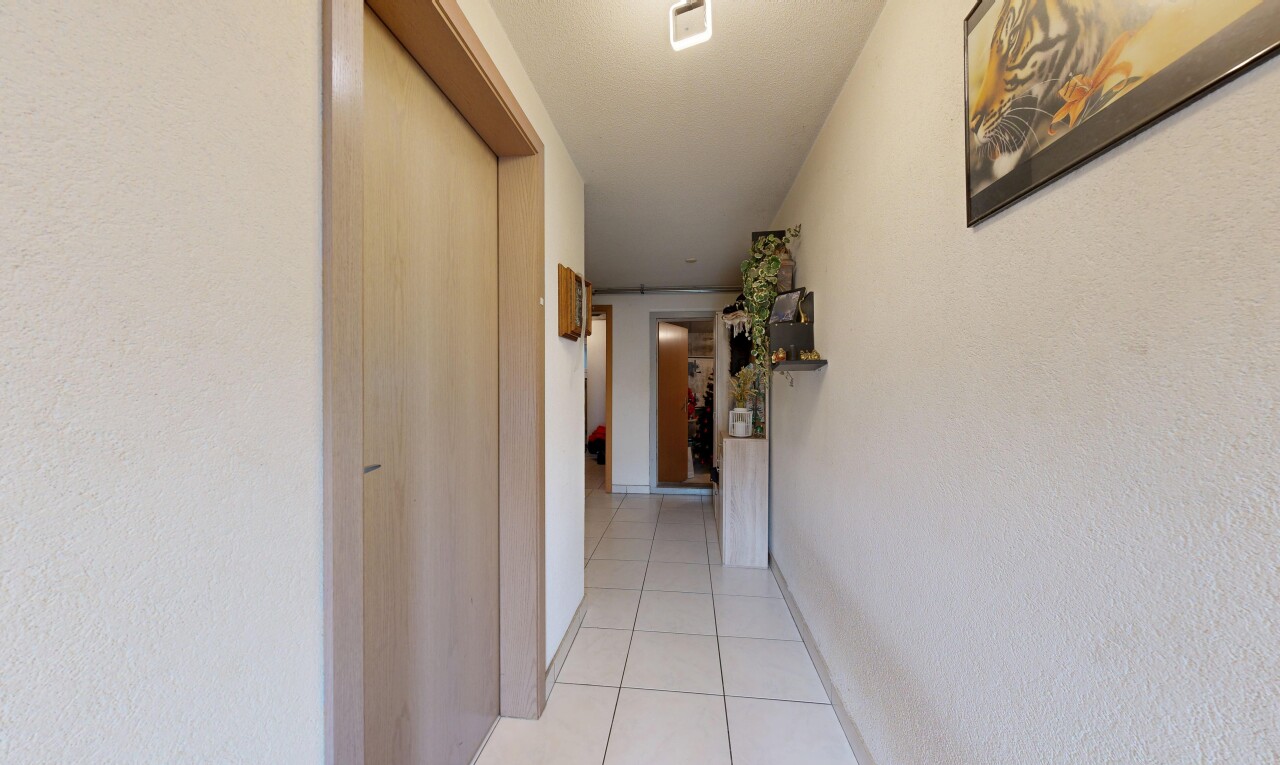 halle / korridor mit light floor, fliesenboden, und tile floor