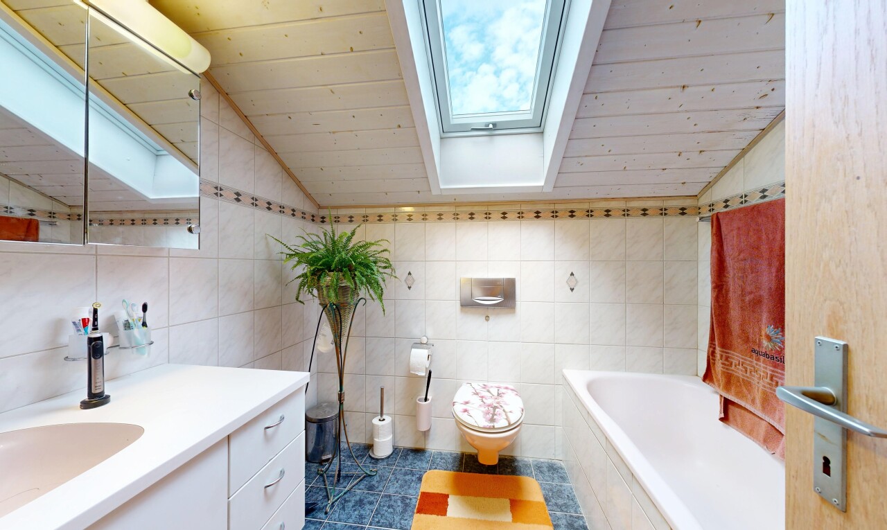 bad mit tile wall, fliesenwand, komplettes badezimmer, toilette, und dachfenster