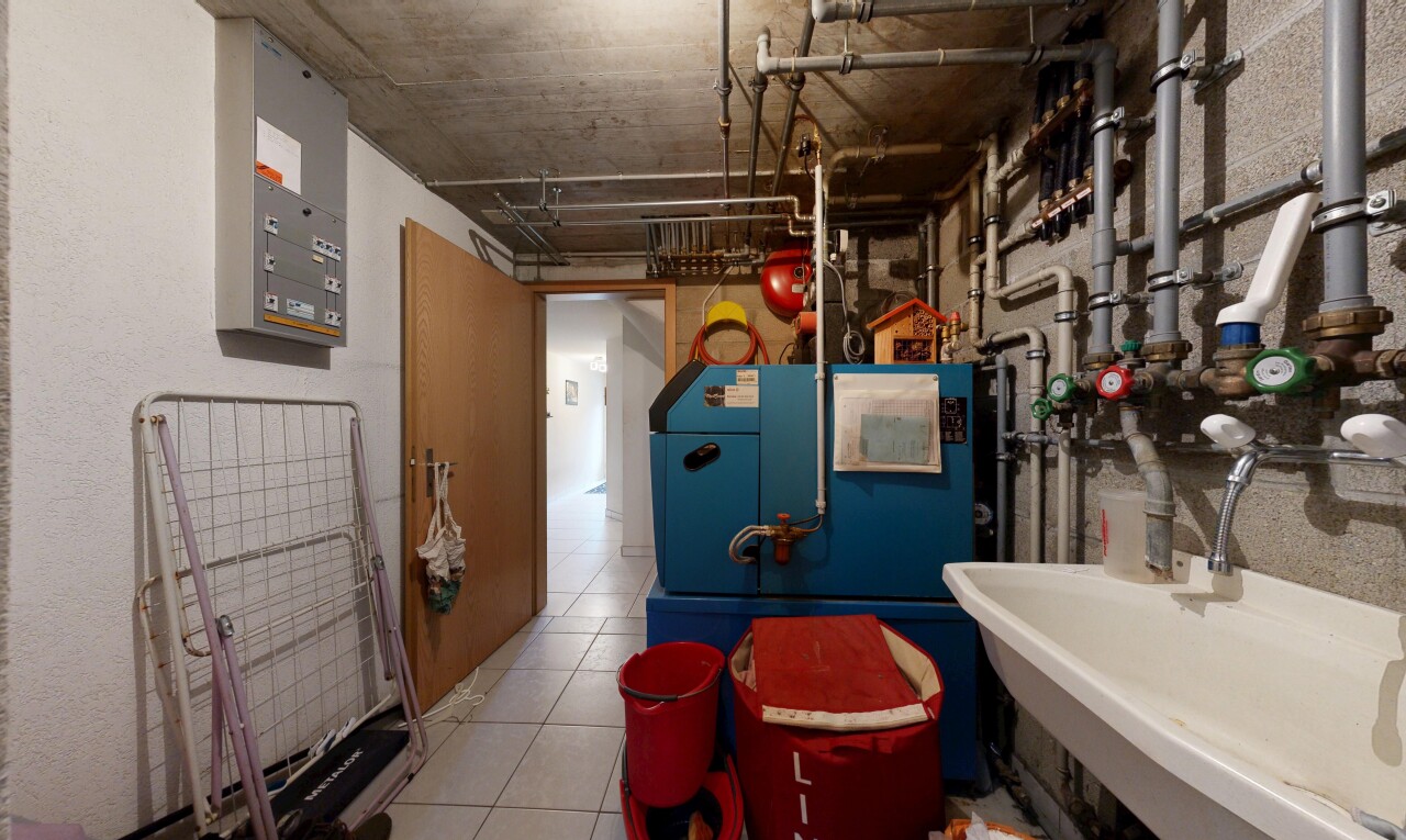 wäschekammer mit heizkessel, inside property, concrete ceiling, betondecke, und waschbecken