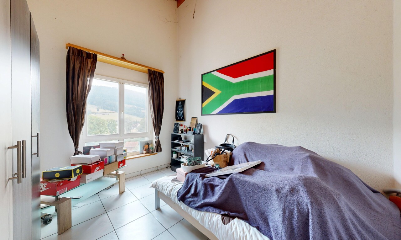 zimmer / schlafzimmer mit drywall, gipskartonwand, tile floor, fliesenboden, und inside property