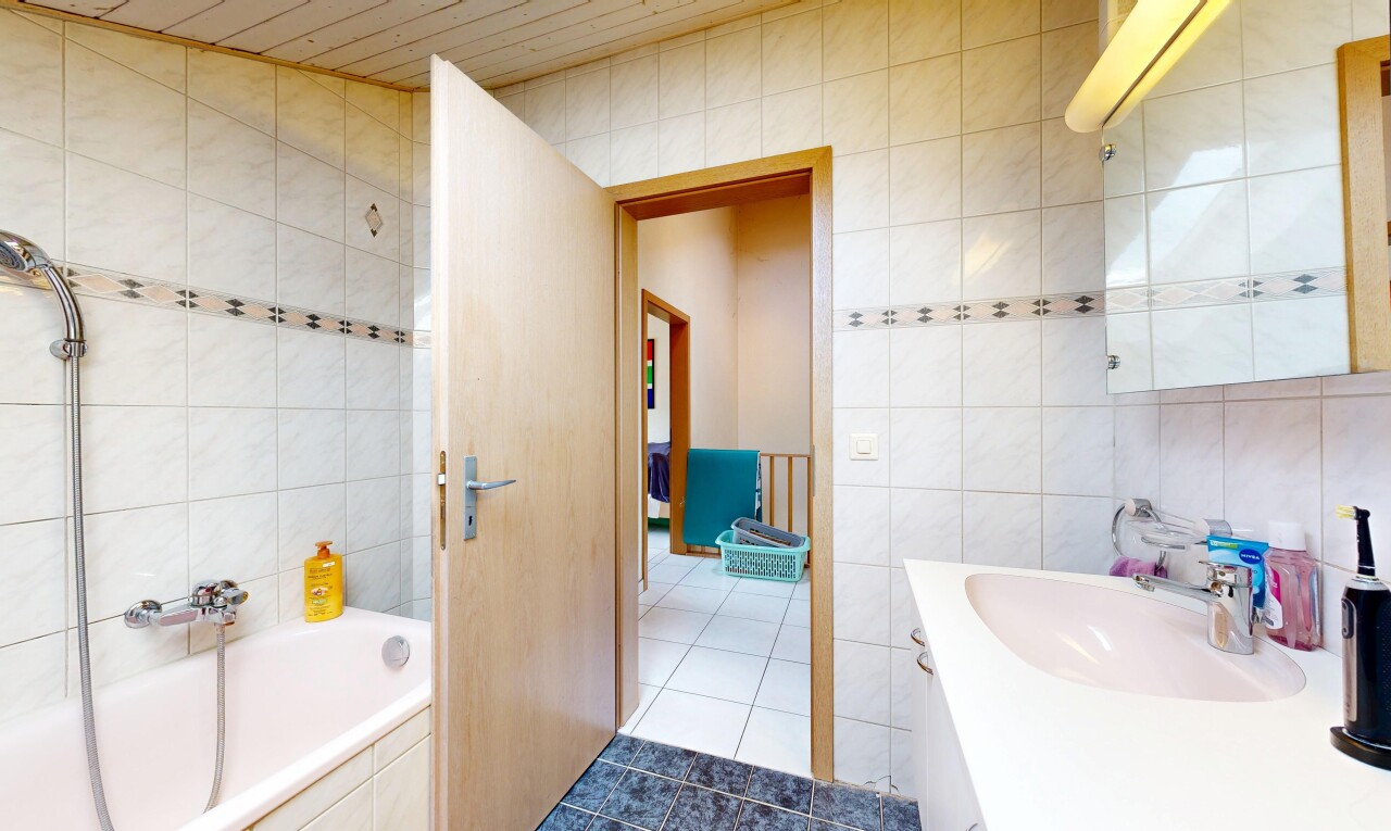 bad mit fliesenwand, tile wall, komplettes badezimmer, spiegel, und schminktisch