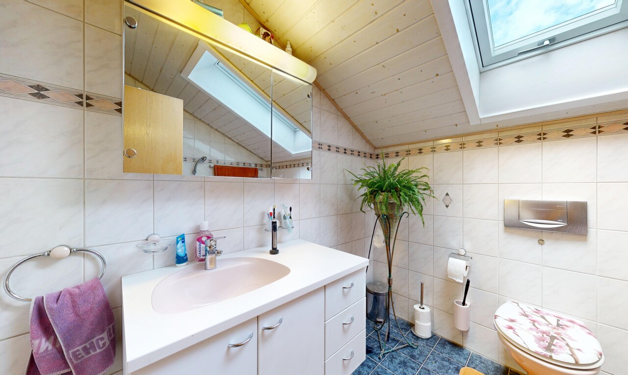 bad mit tile wall, fliesenwand, spiegel, toilette, und schminktisch