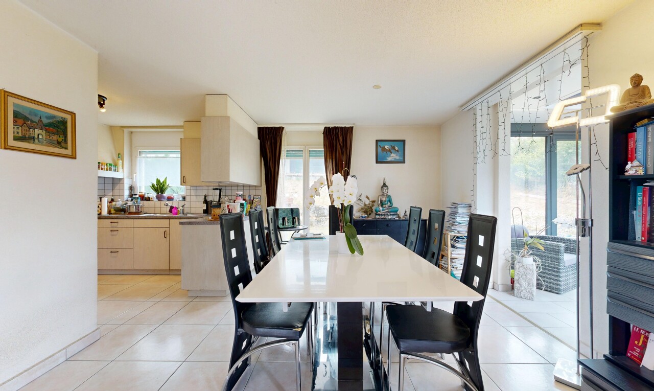 esszimmer mit light floor, drywall, gipskartonwand, tile floor, und fliesenboden