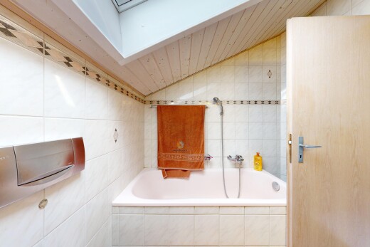 salle de bains avec mur en carrelage, tile wall, salle de bain complète, plafond voûté, et vaulted ceiling