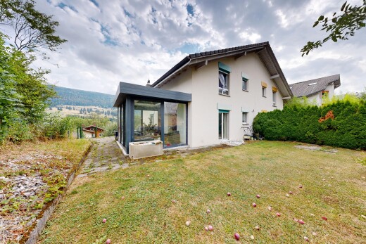 façade avec véranda, pelouse, property visible, bardage en stuc, et from property