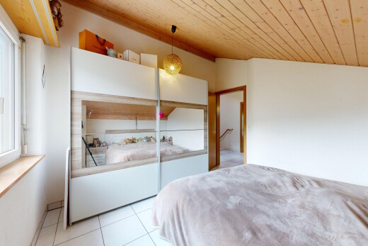 zimmer / schlafzimmer mit wood ceiling, holzdecke, pendelleuchte, drywall, und gipskartonwand