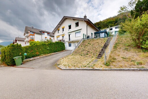 außenansicht mit auffahrt, schornstein, treppen, eingebaute garage, und overcast