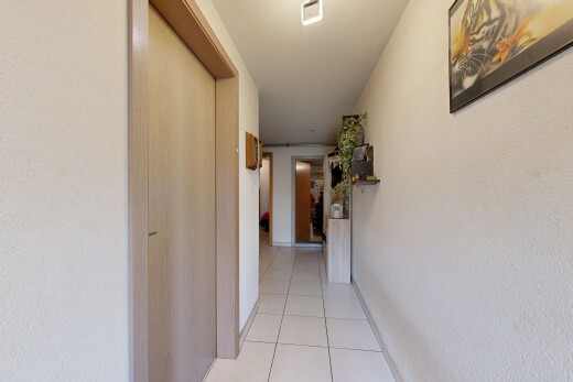 couloir avec light floor, sol en carrelage, et tile floor