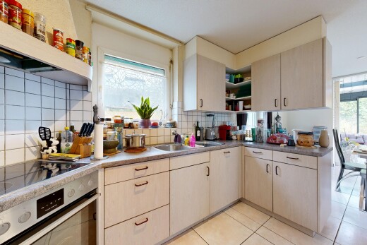 küche mit open shelves, offene regale, ofen, light floor, und tile floor