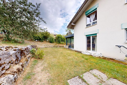 außenansicht mit from property, rasen, stuckverkleidung, und property visible