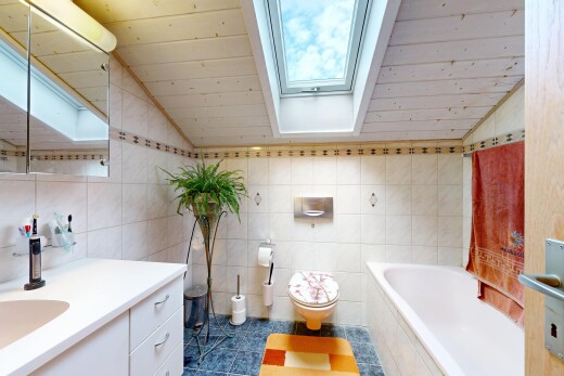 bad mit tile wall, fliesenwand, komplettes badezimmer, toilette, und dachfenster