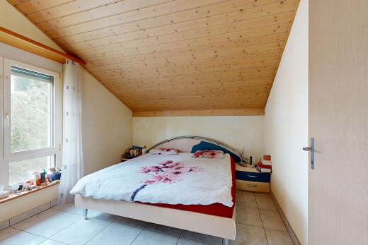 zimmer / schlafzimmer mit holzdecke, wood ceiling, dachschräge, vaulted ceiling, und inside property