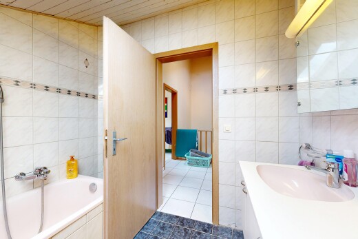bad mit fliesenwand, tile wall, komplettes badezimmer, spiegel, und schminktisch