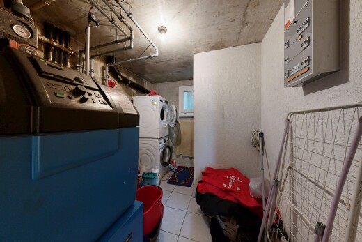 wäschekammer mit concrete ceiling, betondecke, waschturm, natürliches licht, und inside property