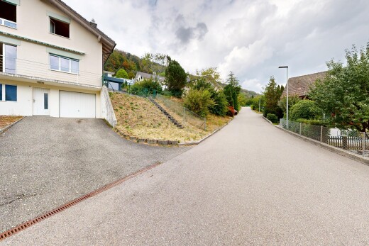 außenansicht mit from community, stuckverkleidung, zaun, auffahrt, und eingebaute garage