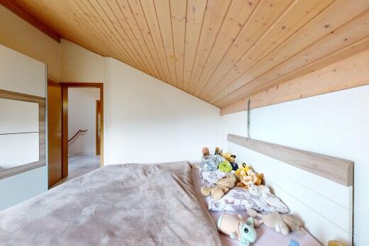 zimmer / schlafzimmer mit vaulted ceiling, dachschräge, wood ceiling, holzdecke, und drywall