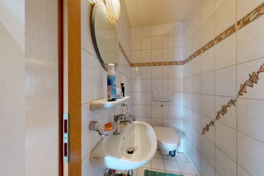 bad mit tile wall, fliesenwand, waschbecken, spiegel, und tile floor
