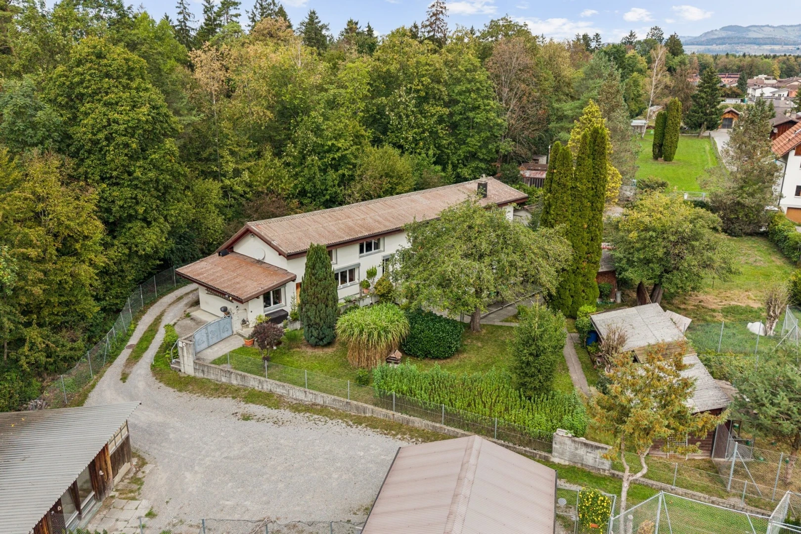 außenansicht mit zaun, day time, und property visible
