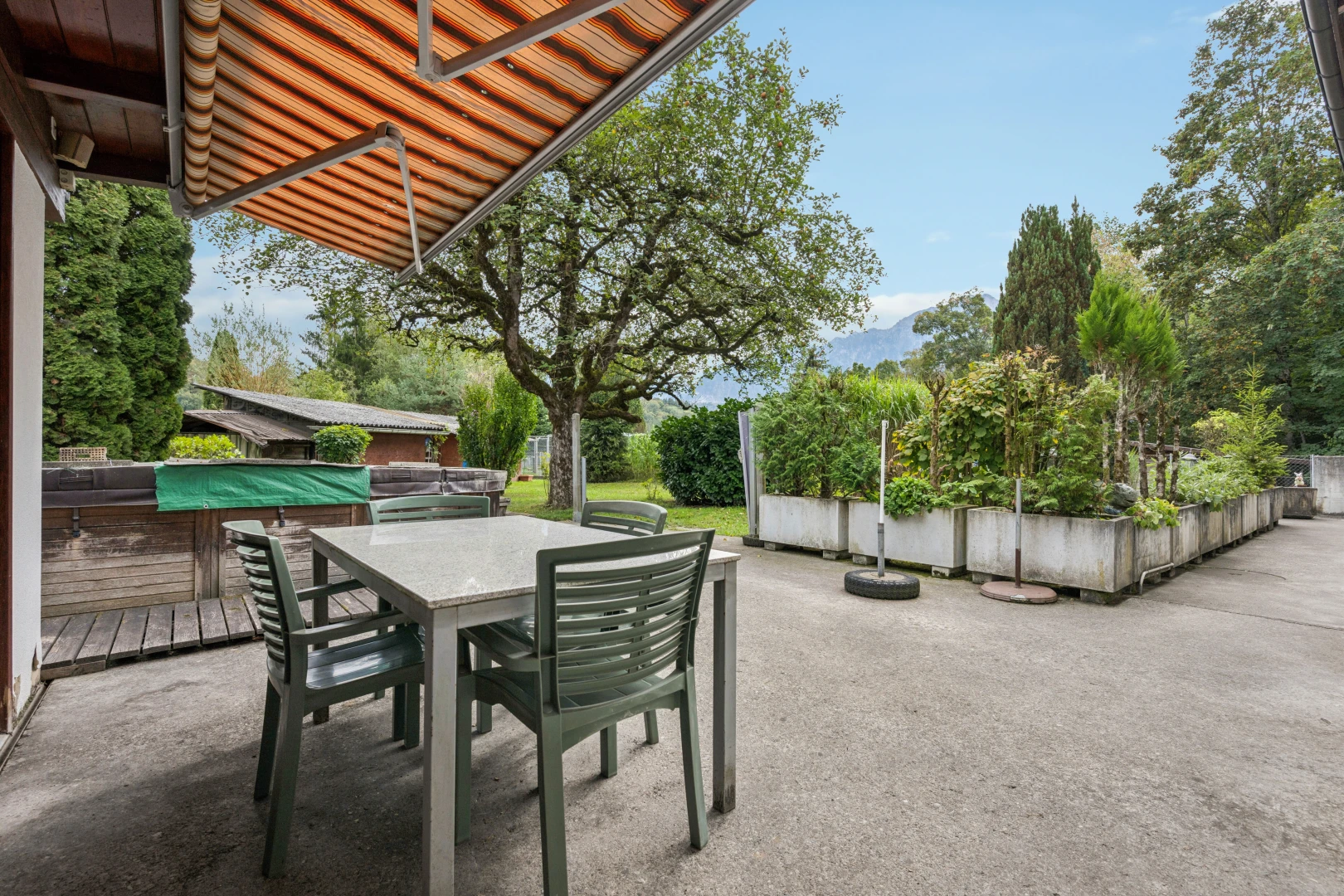 terrasse mit essbereich im freien, markise, from property, deck, und day time