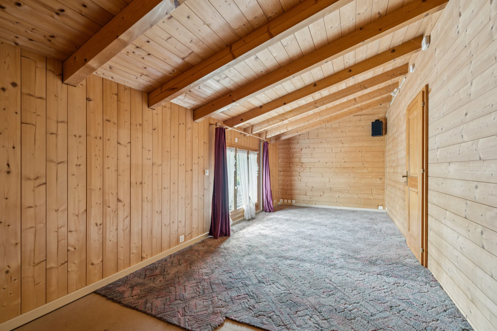 leerer raum mit dated wood wall, balkendecke, beamed ceiling, holzwand, und wood wall