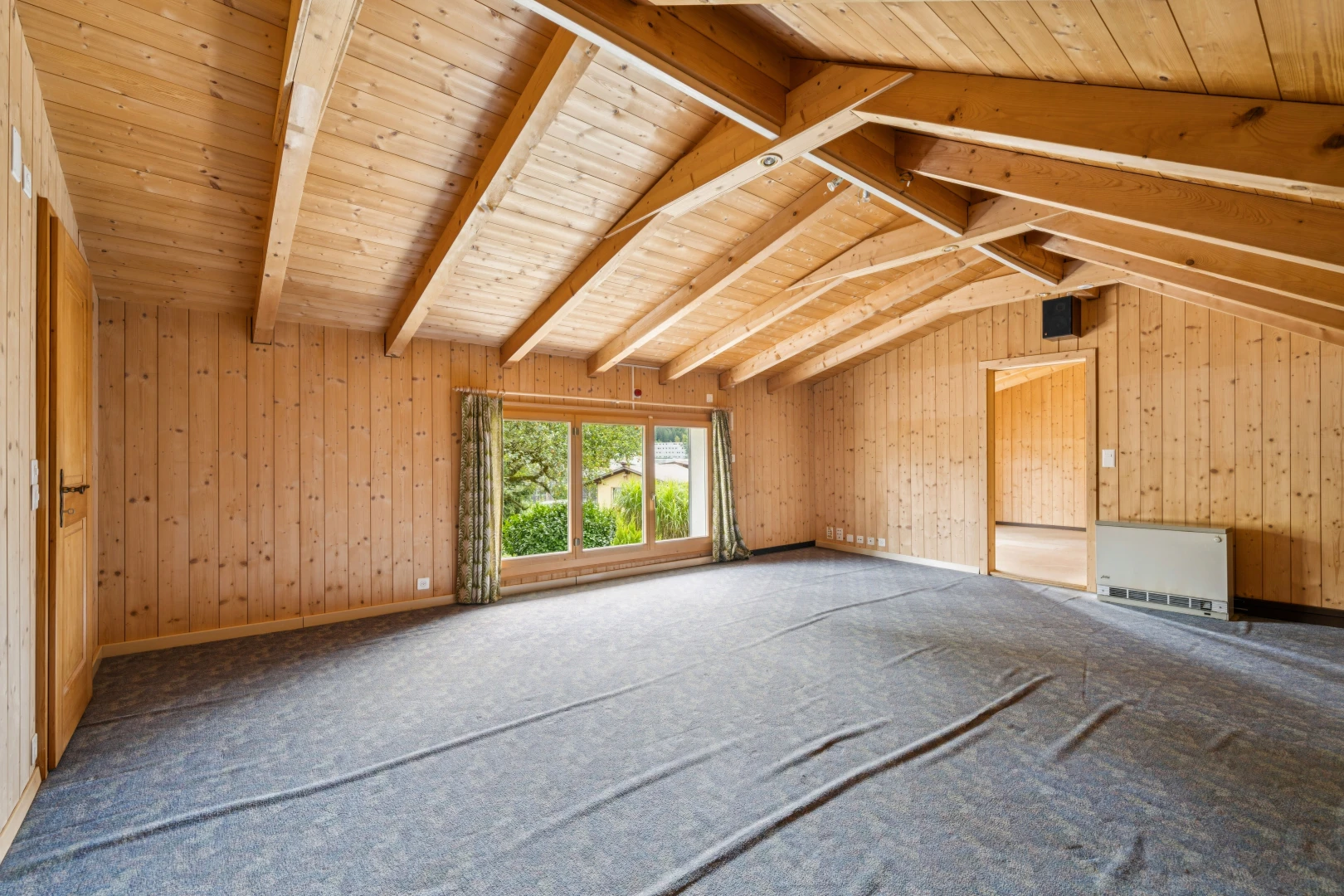 leerer raum mit cathedral ceiling, kathedralendecke, vaulted ceiling, dachschräge, und beamed ceiling