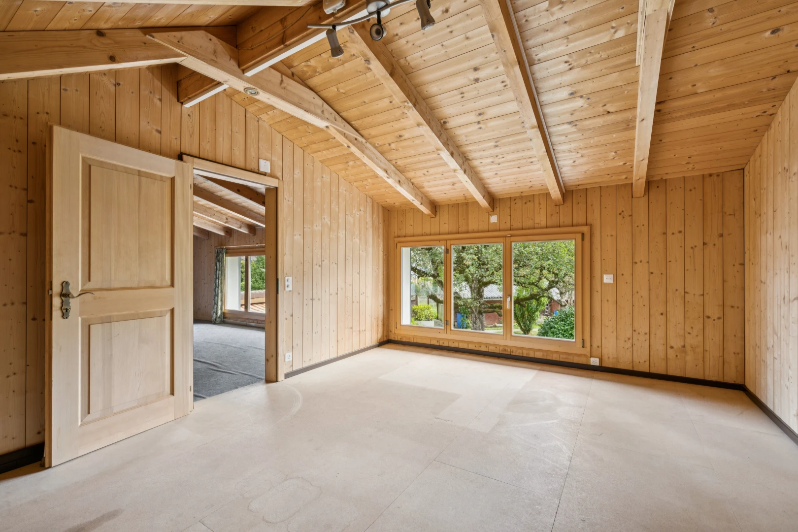 leerer raum mit wood wall, holzwand, vaulted ceiling, dachschräge, und dated wood wall