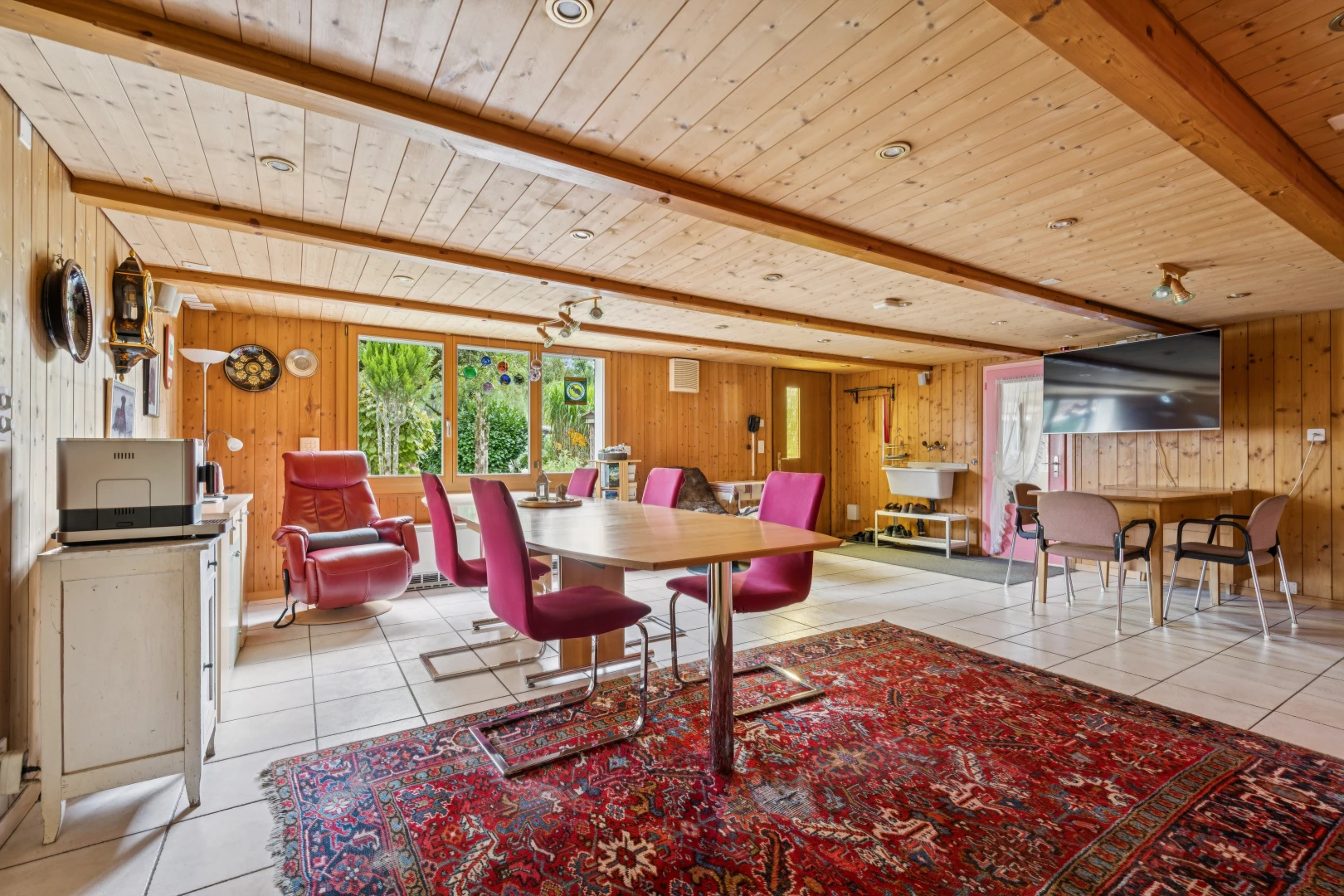 esszimmer mit dated wood wall, beamed ceiling, balkendecke, wood wall, und holzwand