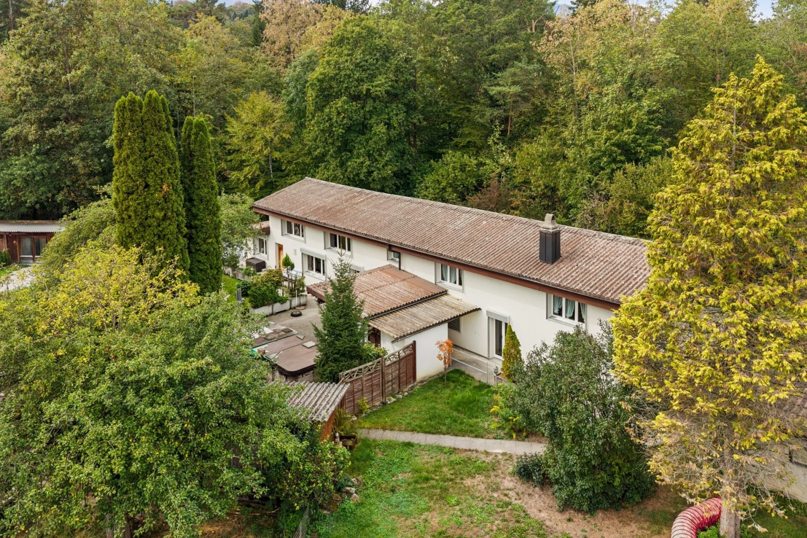 garten mit property visible, forest view, waldblick, zaun, und rasen