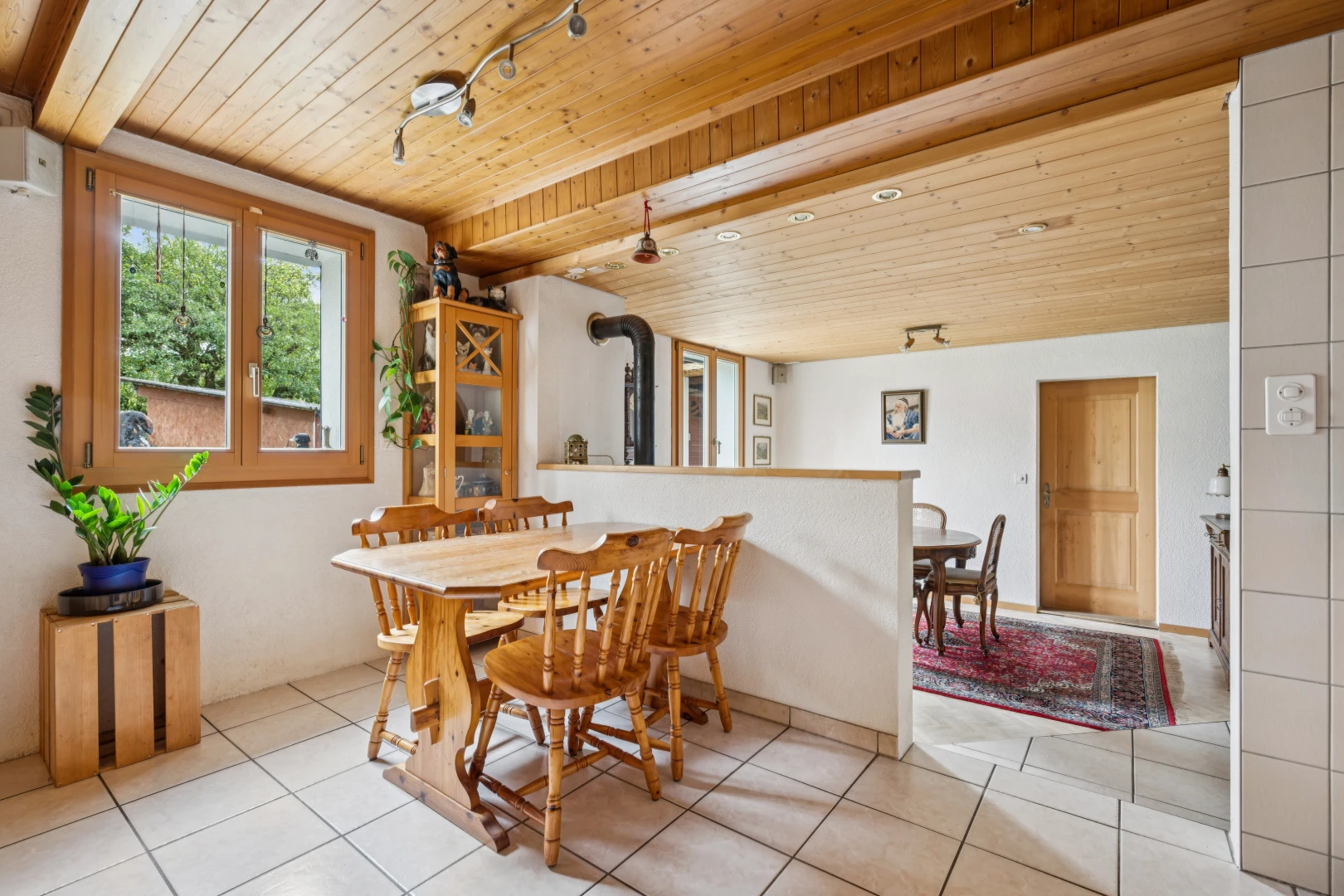 esszimmer mit holzofen, fliesenboden, tile floor, high end ceiling, und holzdecke