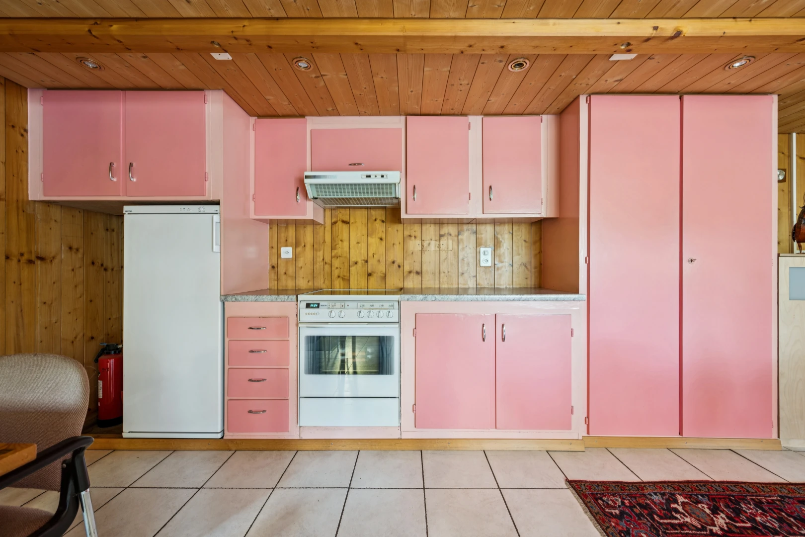 küche mit rote schränke, red cabinets, kühlschrank, ofen, und light floor