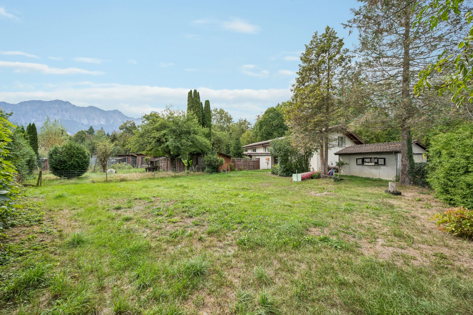 garten mit day time, mountain view, blick auf die berge, zaun, und property visible