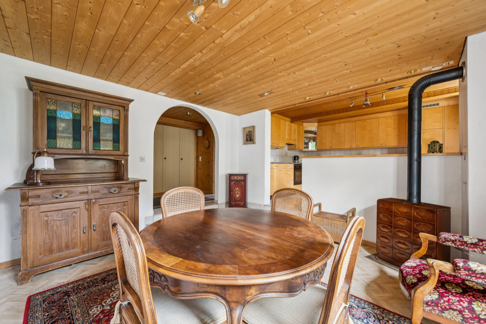 esszimmer mit deckenbeleuchtung, gewölbte gehwege, wood ceiling, holzdecke, und holzofen