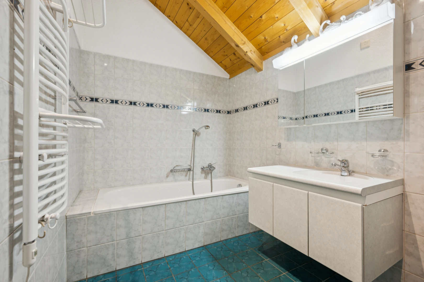 bad mit handtuchwärmer, fliesenwand, tile wall, kühler, und dachschräge