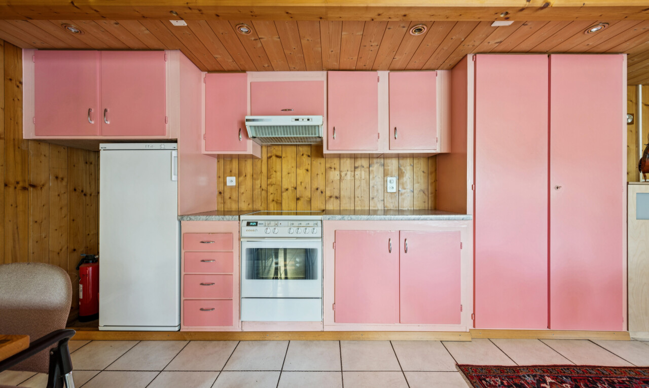 küche mit rote schränke, red cabinets, kühlschrank, ofen, und light floor