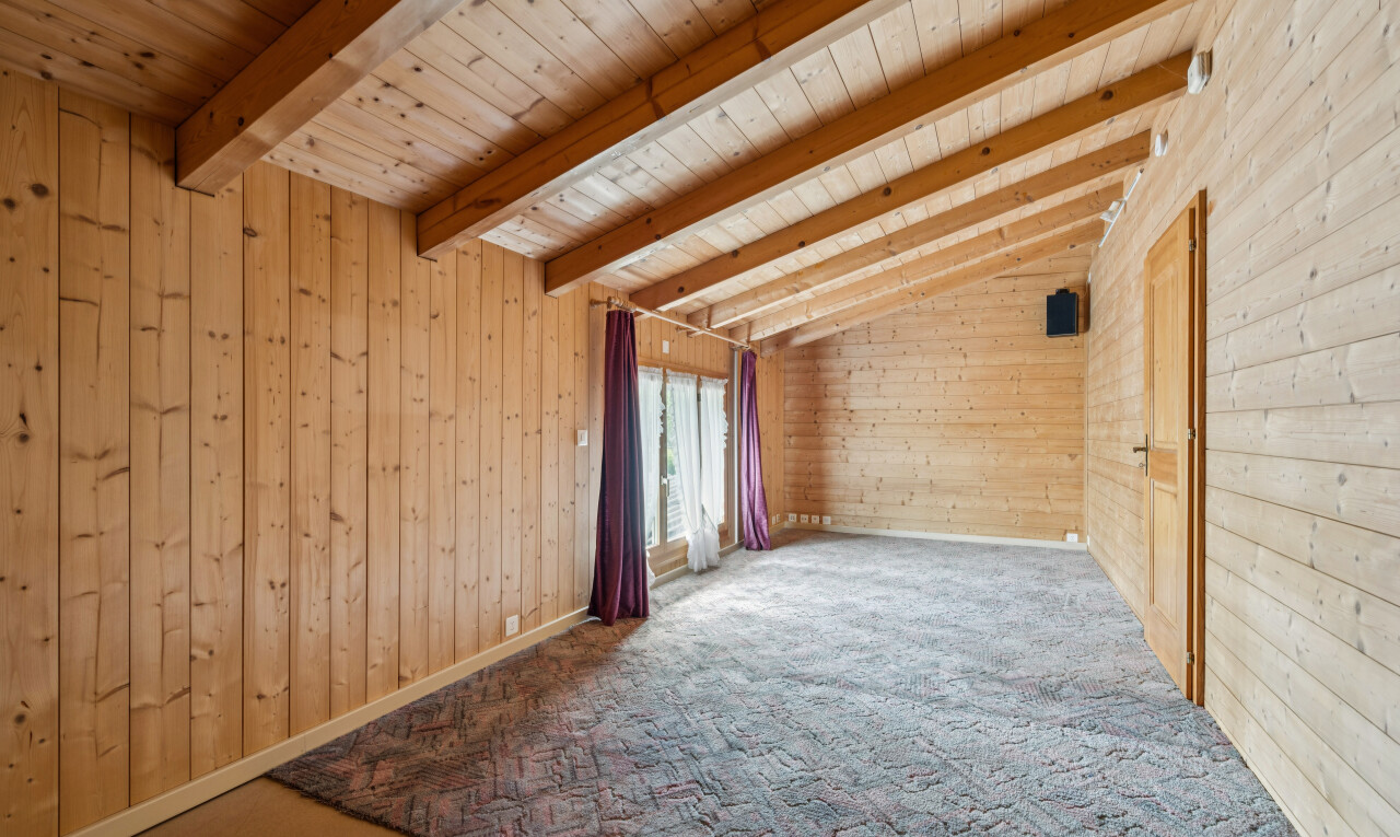 leerer raum mit dated wood wall, balkendecke, beamed ceiling, holzwand, und wood wall