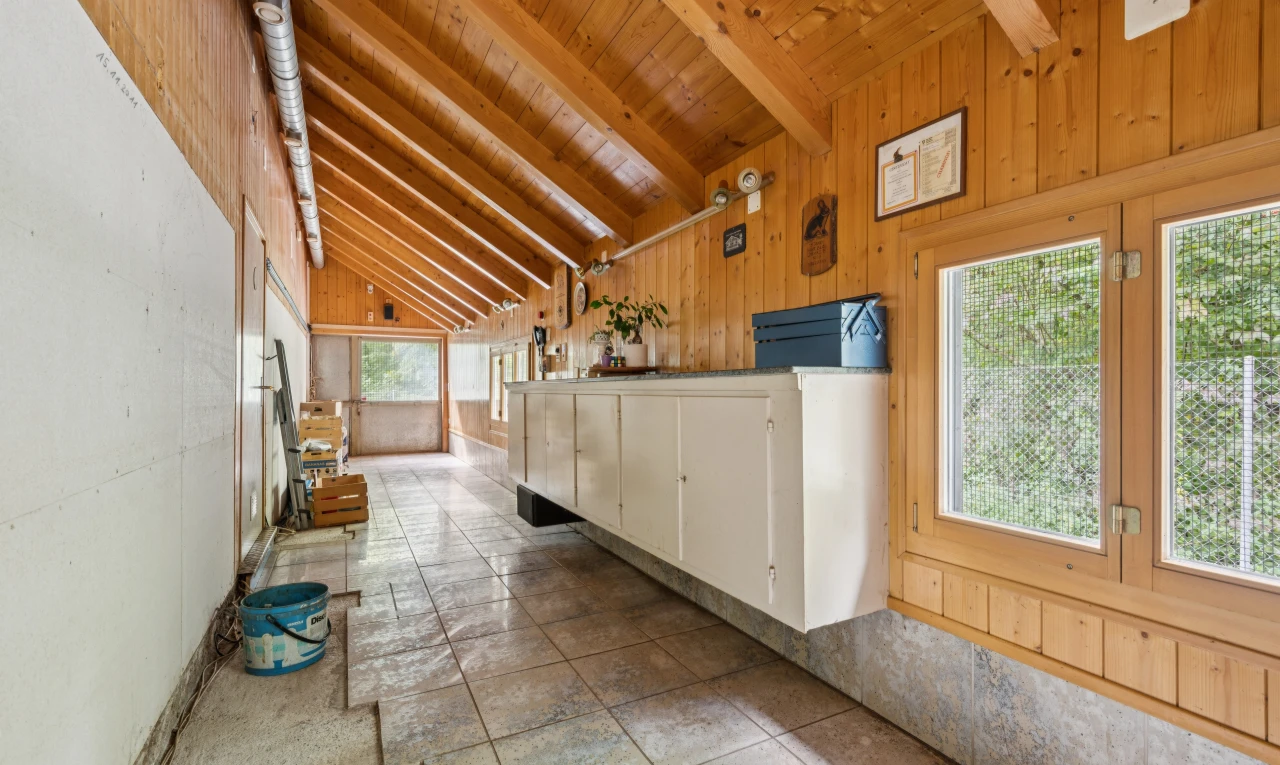 küche mit vaulted ceiling, dachschräge, beamed ceiling, balkendecke, und wood ceiling