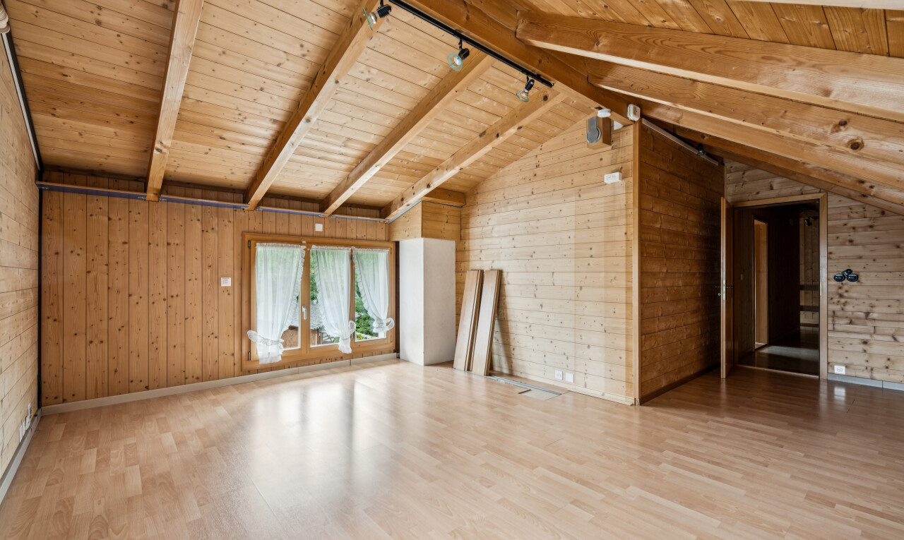 leerer raum mit vaulted ceiling, dachschräge, beamed ceiling, balkendecke, und wood wall