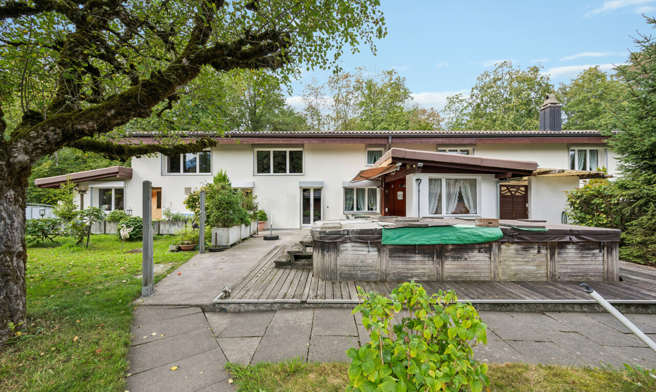 außenansicht mit property visible, deck, schornstein, day time, und stuckverkleidung