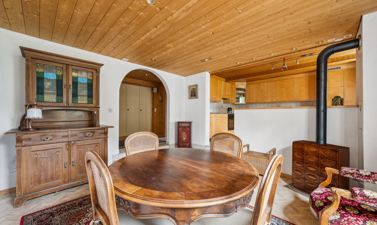 esszimmer mit deckenbeleuchtung, gewölbte gehwege, wood ceiling, holzdecke, und holzofen