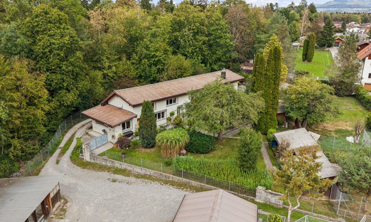außenansicht mit zaun, day time, und property visible