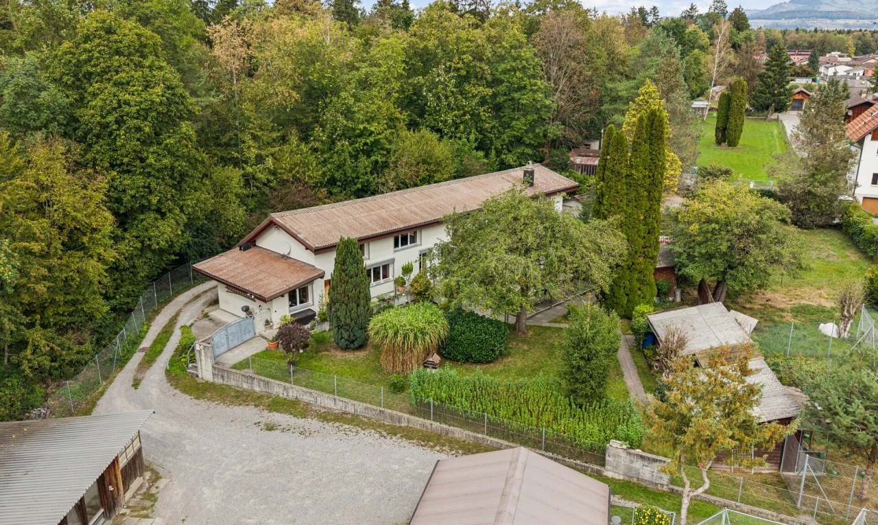 außenansicht mit zaun, day time, und property visible