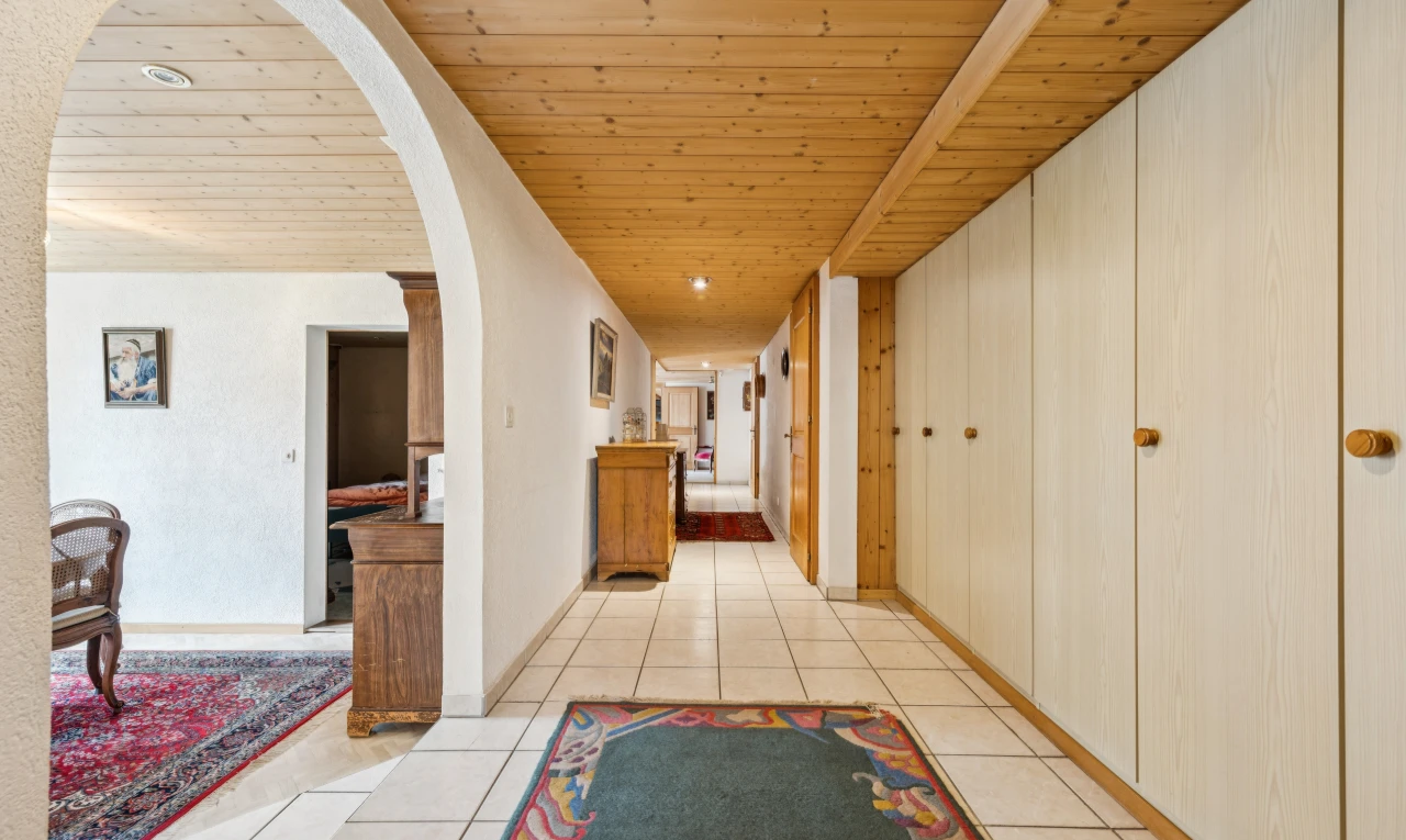 halle / korridor mit holzdecke, wood ceiling, inside property, einbauleuchten, und fliesenboden