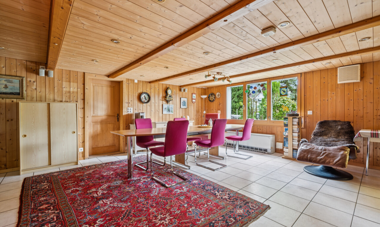 esszimmer mit dated wood wall, holzwand, wood wall, balkendecke, und beamed ceiling